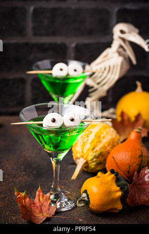 Halloweens spooky Trinken grüne Martini Cocktail Stockfoto