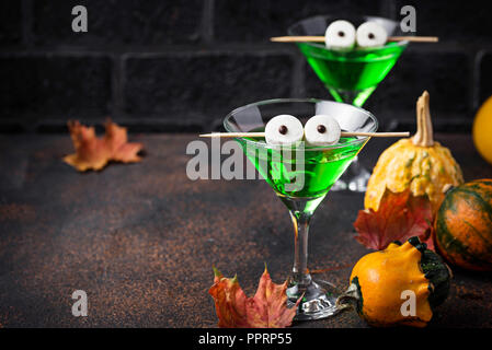 Halloweens spooky Trinken grüne Martini Cocktail Stockfoto