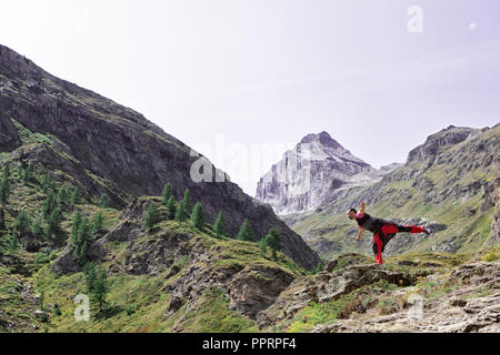 Der Mensch im Gleichgewicht in einer bergigen Landschaft der Italienischen Alpen Stockfoto