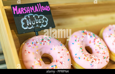 Eine Nahaufnahme von einem pink Marshmallow aromatisiert Donuts Stockfoto