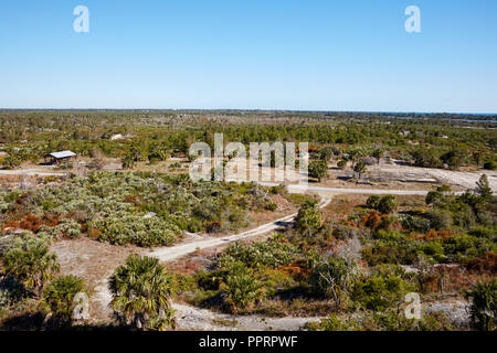 Norden Blick von Hobe Berg in Jonathan Dickinson State Park mit Reste von Gebäuden aus dem Camp Murphy sichtbar Stockfoto