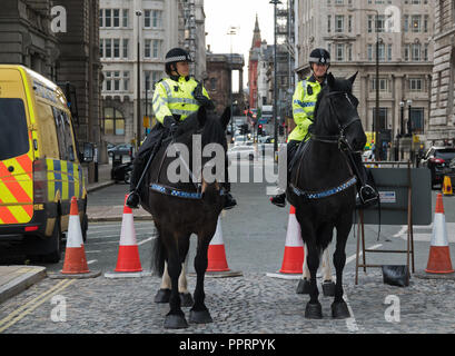 Zwei weibliche montiert Britische Polizisten sind im Einsatz in Liverpool, Großbritannien. Stockfoto