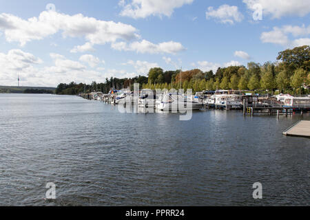 Boote gefesselt auf der Havel in Kladow Stockfoto