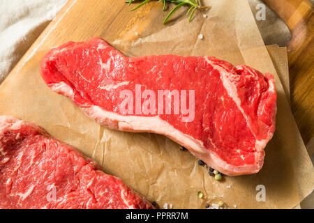 Rohstoff Gras gefüttert NY Strip Steaks mit Salz und Pfeffer Stockfoto