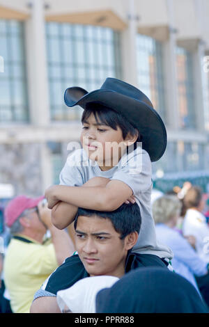 Vati gibt cowboy Sohn eine Fahrt auf seine Schultern und genießen Sie den großen Boot Maritime Festival. Duluth, Minnesota, MN USA Stockfoto