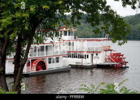 Paar weiße Ausflug Paddel Boote in der Marina auf der St. Croix River. Taylors Falls Minnesota MN USA Stockfoto