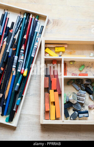 Artist's Materialien. Bleistift, Pastell- und andere Kunst Materialien in Holzkisten. Stockfoto