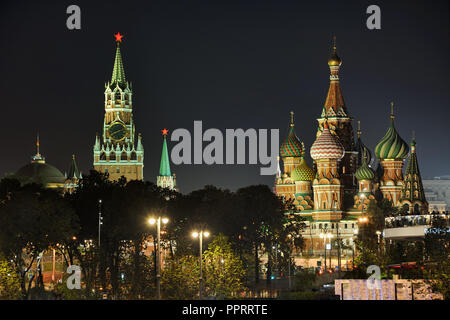 Lichter der Kreml Ruby Sterne und erstaunliche Basilius-kathedrale bei Nacht Stockfoto