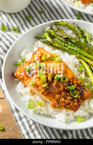 Hausgemachte gebackene Teriyaki Lachs mit Reis und Spargel Stockfoto