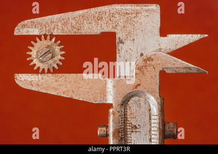 Messung von Zahnrad Durchmesser von Bremssattel. Auf weissem Hintergrund.  Silbrig-Messgerät. Runde gelbe wählen. Metal Gear, Kugellager. Qualität  Stockfotografie - Alamy