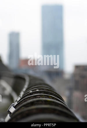 Zwei grauen Block Türme unscharf im Hintergrund der architektonischen Details an der Royal Exchange in Manchester UK Stockfoto
