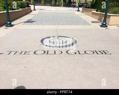 Das Old Globe Theater name auf dem Bürgersteig an der Balboa Park, San Diego. Stockfoto