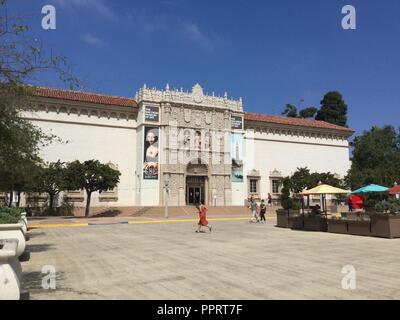 San Diego Museum der Kunst im Balboa Park. Gebäude, blauer Himmel Zement Plaza mit Menschen. Stockfoto