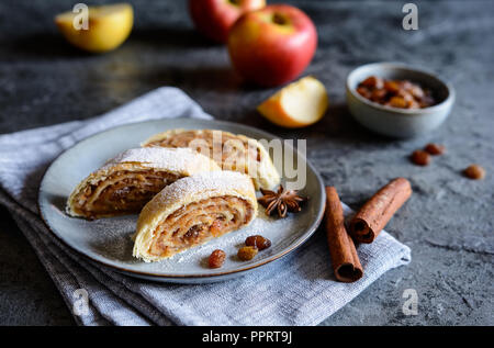 Scheiben von traditionellen apple Roulade mit Rosinen, Zimt Stockfoto