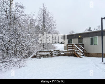 Kleiner Hof mit Schnee vor dem Haus im Winter Tag in Kanada abgedeckt Stockfoto