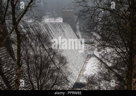 Der Blick auf das Derwent Dam über mit Eis während der "Tier aus dem Osten' Stürme der März 2018 eingefroren. Stockfoto