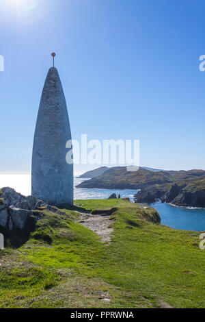 Hellen Sommertag Wahrzeichen weißen Leuchtturm auf den Eingang zum Hafen von Baltimore West Cork, Irland Stockfoto