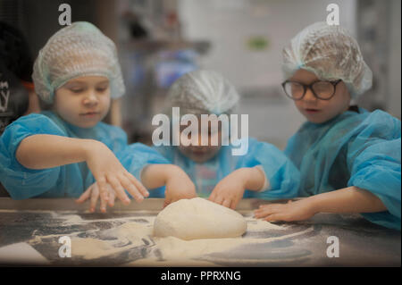 Ussuriisk, Russland 02 03 2018 sechs Jahre alte Kinder machen Pizza in der Pizzeria Stockfoto