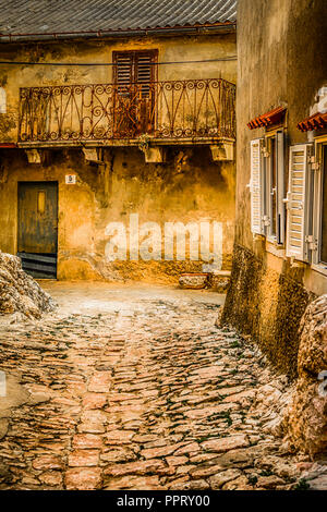 Eine charmante mittelalterliche Szene miteinander verwobener Labyrinthe der Stein Gassen zwischen den Häusern im Dorf Vrbnik auf der Insel Krk in Kroatien Stockfoto