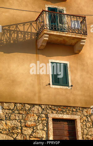 Altes Haus auf dem schmalen, ineinander verwobenen Labyrinthe der Stein Gassen im mittelalterlichen Dorf Vrbnik auf der kroatischen Insel Krk Stockfoto