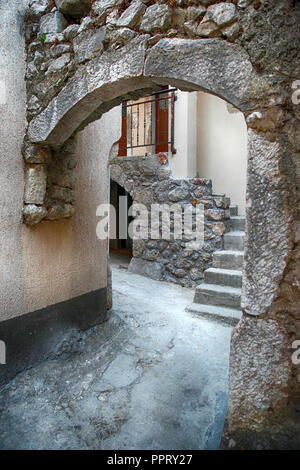 Die ineinander verwobenen Steinernen Labyrinthe von Brücken, Treppen, Gassen und Häuser im mittelalterlichen Dorf Vrbnik auf der kroatischen Insel Krk an der Adria Stockfoto