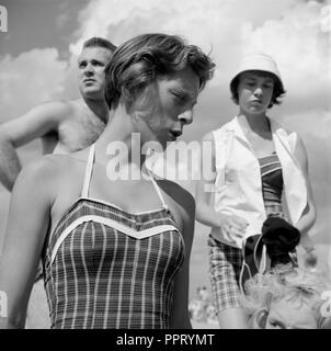 Drei Menschen am Strand im Sommer, Ca. 1955. Stockfoto