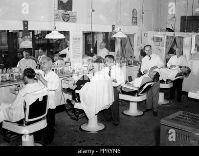 Barbershop Szene in den US, CA. 1940. Stockfoto