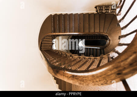 Ovale Spirale vintage Treppe mit Geländer aus Schmiedeeisen und Holz Stockfoto