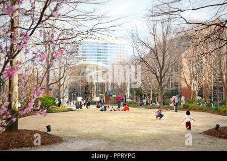 Charlotte, North Carolina. Menschen heraus hängen in der Green City Park in Uptown. Stockfoto