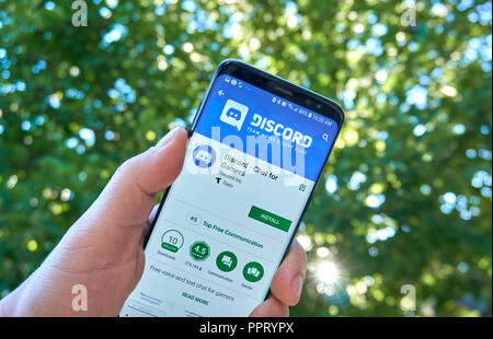 MONTREAL, KANADA - 28. August 2018: Zwietracht - Chat für Gamer android app auf Samsung S8 Schirm in einer Hand. Stockfoto