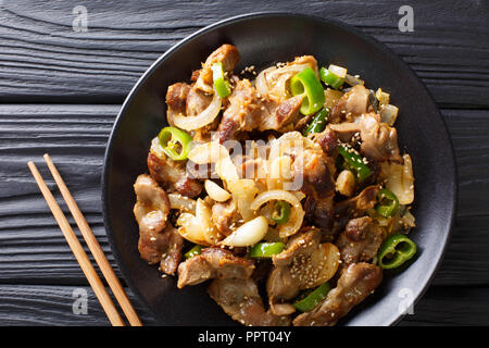 Dak-ttongjip ist eine koreanische Gericht durch Rühren, Braten Huhn gizzard mit Gewürzen close-up auf einem Teller auf dem Tisch. Horizontal oben Ansicht von oben Stockfoto