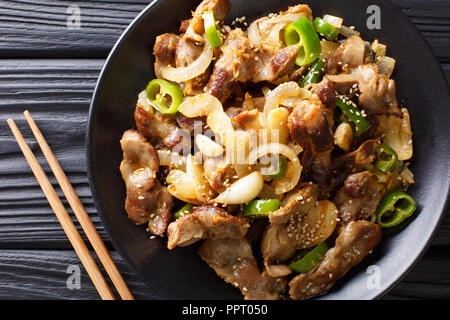 Traditionelle koreanische spicy Chicken gizzard mit Zwiebeln, Knoblauch, Chili und Sesam close-up auf dem Tisch. horizontal oben Ansicht von oben Stockfoto