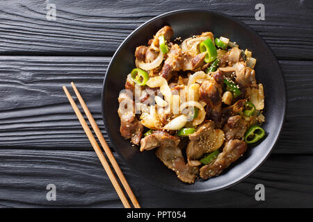 Dak Ddong Jjip - Fried Chicken Mägen mit Zwiebeln, Knoblauch, Chili und Sesam close-up auf dem Tisch. horizontal oben Ansicht von oben Stockfoto