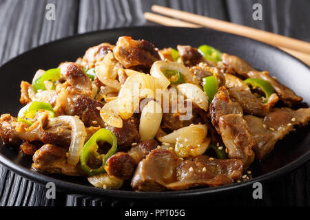 Huhn Gizzard Stir-fry-Dak Ddong Jjip ist eine koreanische Gericht close-up auf einem Teller auf dem Tisch. Horizontale Stockfoto