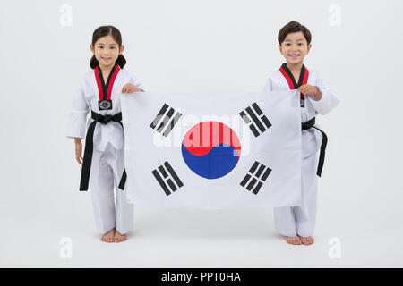 Kinder Bildung. Taekwondo, kleinen Jungen und Mädchen Praxis Kampfkunst in weißen Hintergrund 254 Stockfoto