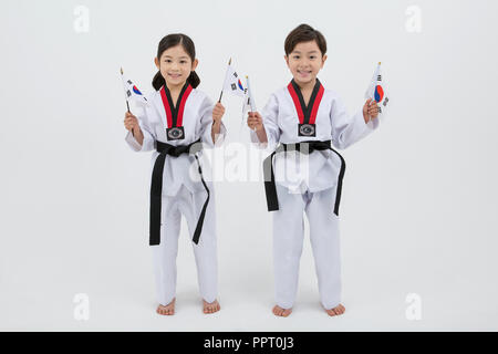 Kinder Bildung. Taekwondo, kleinen Jungen und Mädchen Praxis Kampfkunst in weißen Hintergrund 246 Stockfoto