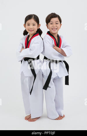Kinder Bildung. Taekwondo, kleinen Jungen und Mädchen Praxis Kampfkunst in weißen Hintergrund 239 Stockfoto