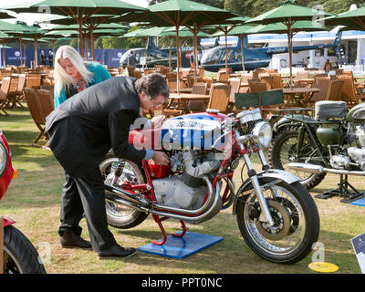Besitzer eines 1974 MV Agusta Motorrad, die es für die Beurteilung, die im Salon Prive 2018 Blenheim Palace Woodstock GROSSBRITANNIEN Stockfoto
