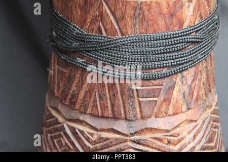 Weit Blick auf einen hölzernen afrikanische Djembe Design mit Tuning Seile auf der rechten Seite des Rahmens Stockfoto