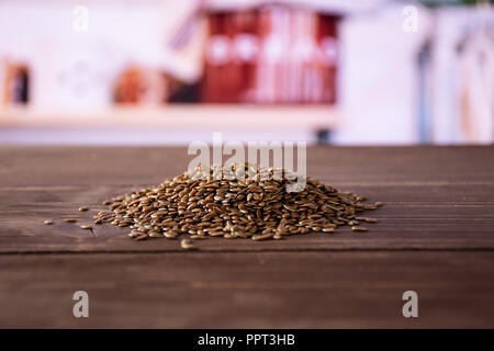 Menge ganze Frische braune flaxseeds Heap mit grauen Küche im Hintergrund Stockfoto