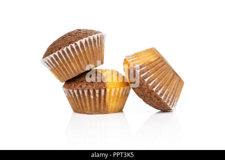 Gruppe von drei ganzen frisch gebackene Marmor muffin auf weißem Hintergrund Stockfoto