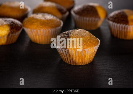 Menge ganz, frisch gebackene Marmor muffin am grauen Stein Stockfoto