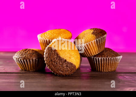 Gruppe von fünf Ganz, frisch gebackene Marmor Muffin mit Rosa im Hintergrund Stockfoto