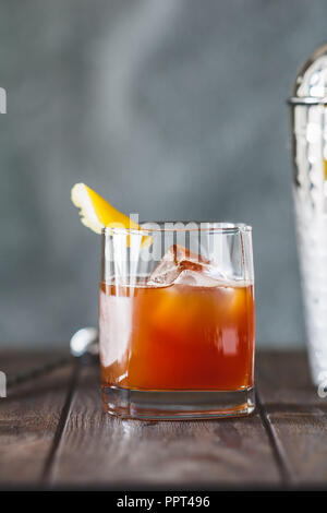 Die alkoholische Surfer auf Acid Cocktail in einer altmodischen Glas mit einer Zitrone Keil. Stockfoto