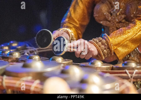 Ein Mann spielt traditionelle kambodschanische Korng Thomm (Brummigen kreisförmige Rahmen Gongs) Percussion. Stockfoto