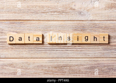 Daten Erkenntnisse Wort auf Holz Block geschrieben. Daten Erkenntnisse text auf Tisch, Konzept. Stockfoto