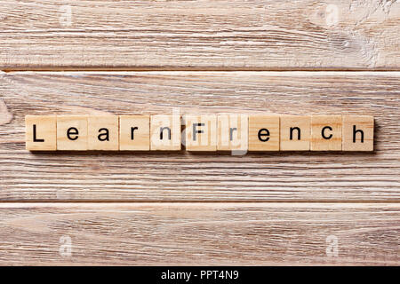 Französische Wort auf Holz Baustein geschrieben. Französische Text auf dem Tisch erfahren Sie, Konzept. Stockfoto