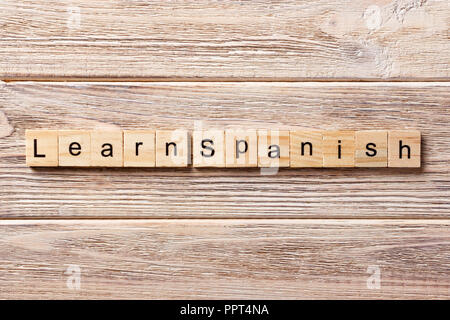 Spanische Wort auf Holz Baustein geschrieben. spanische Text auf dem Tisch erfahren Sie, Konzept. Stockfoto
