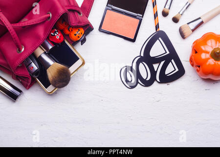 Happy Halloween Festival mit weiblicher Schönheit Zubehör Kosmetik Mode flachbild Konzept legen. Stockfoto
