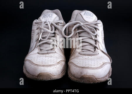 Tambow, Russische Föderation - Januar 23, 2016 Alte schmutzig weiß Nike Ansicht III Sneakers auf schwarzen Hintergrund. Close-up. Stockfoto